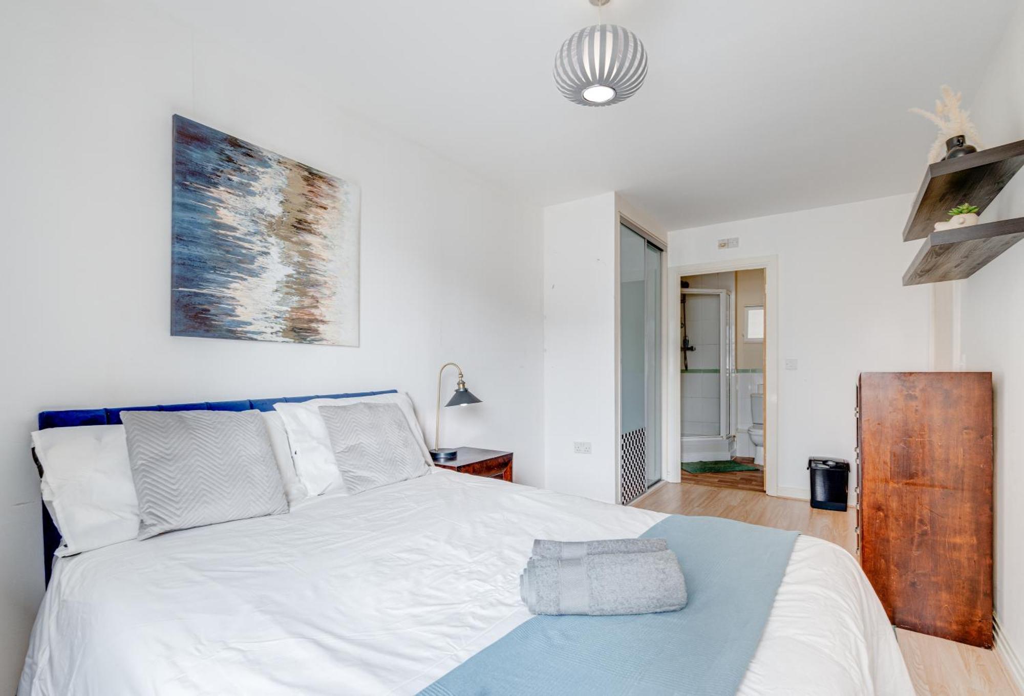 Modern Two Bed Two Bath Opposite Tube Station * Londres