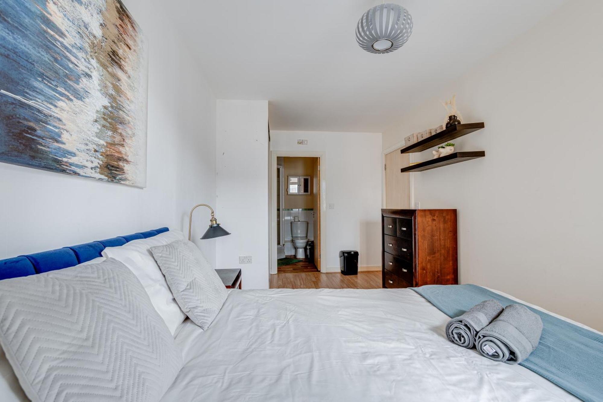Modern Two Bed Two Bath Opposite Tube Station * Londres
