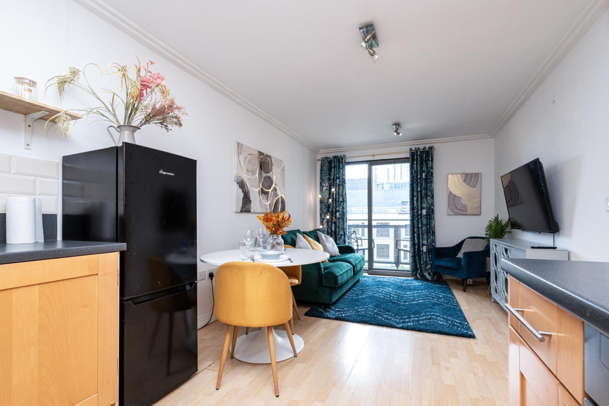 Modern Two Bed Two Bath Opposite Tube Station Appartement