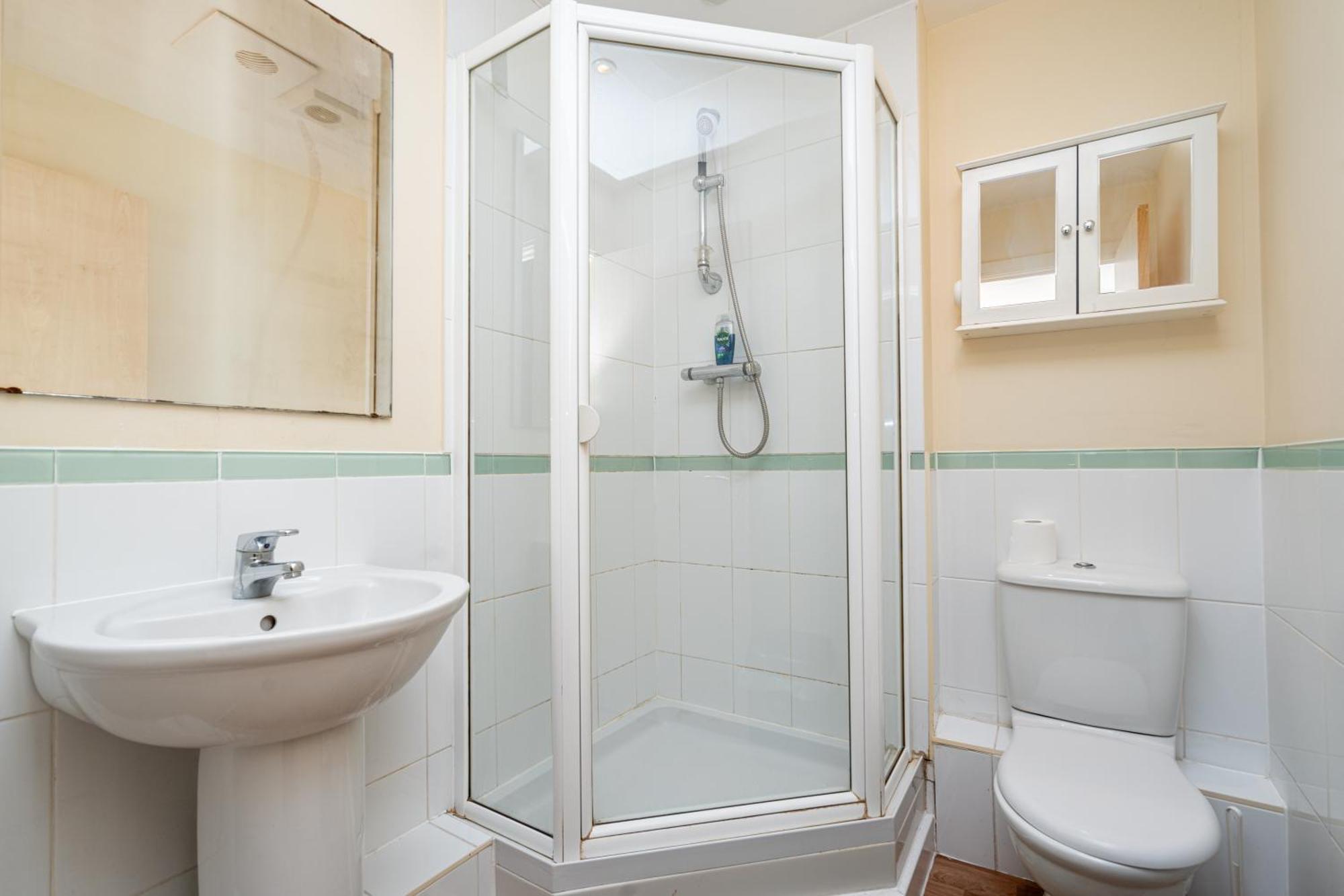 Modern Two Bed Two Bath Opposite Tube Station Londres