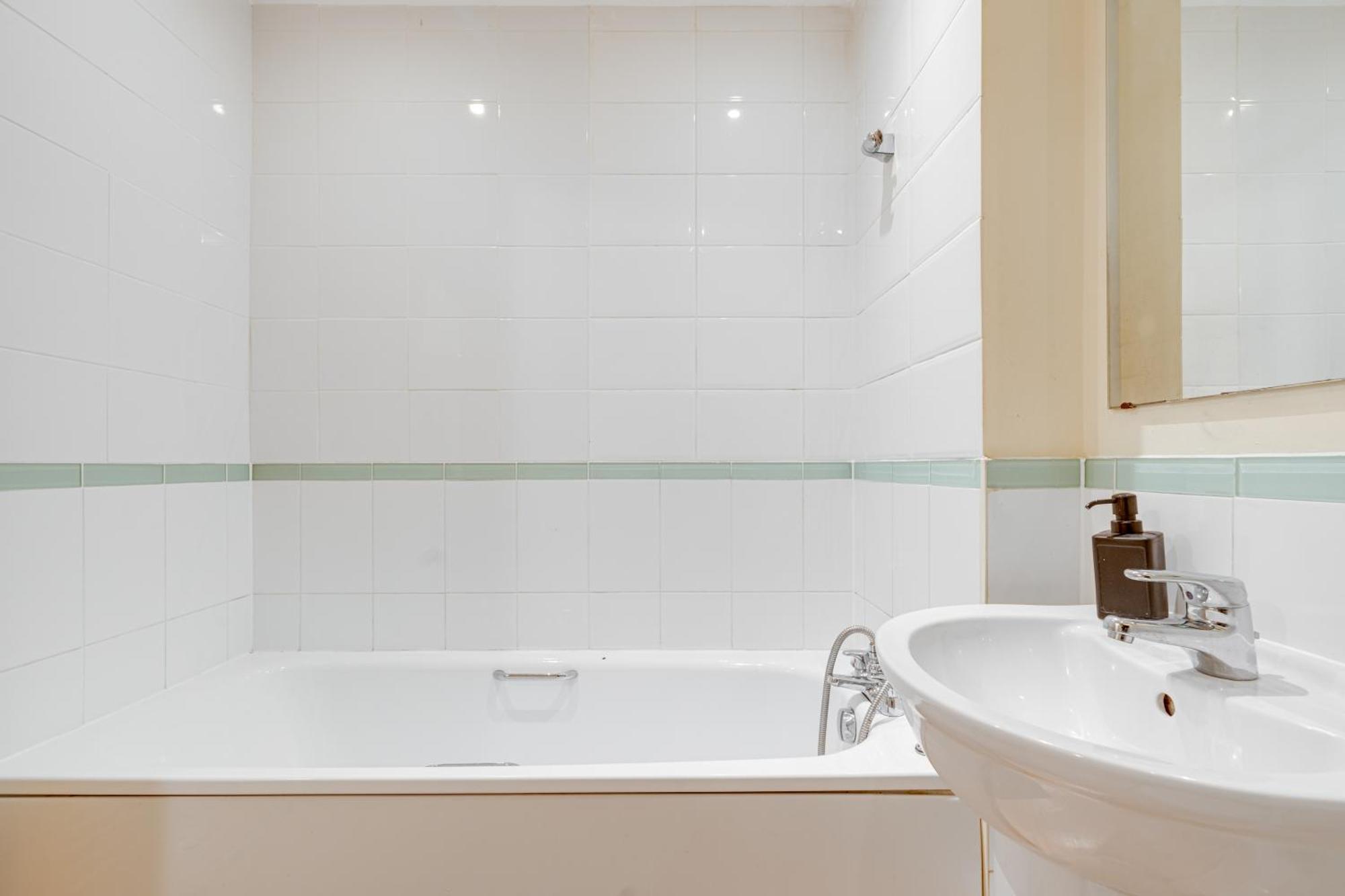 Modern Two Bed Two Bath Opposite Tube Station Appartement *